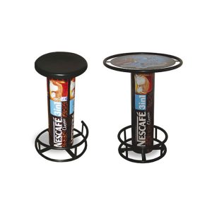 Nescafé 3in1 -kahvipakkauksista valmistetut design-huonekalut: musta baarituoli ja pöytä
