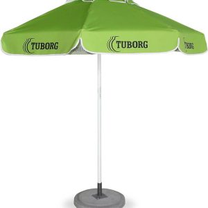 Vihreä Tuborg-aurinkovarjo harmaan jalustapohjan kanssa, avattuna käyttöasenossa