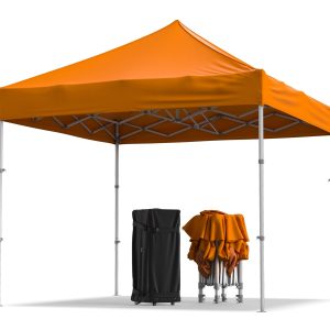 Oranssi pop-up teltta harmaine teräsputkijaloin, jonka alla musta laukku ja kahdet oranssit teltat