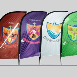 Neljä värikkäistä beachflag-mainoslippua rinnakkain: punainen, violetti, valkoinen ja vihreä