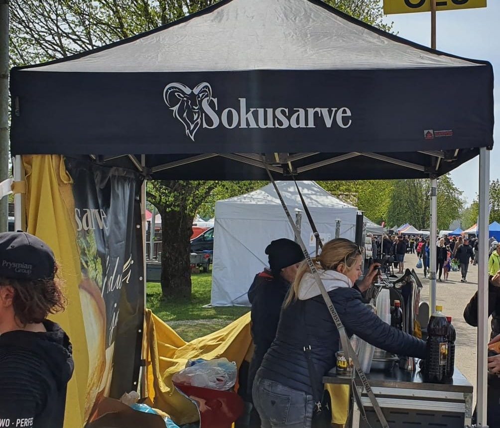 Sokusarve-teltan mainosstand messutapahtumassa.