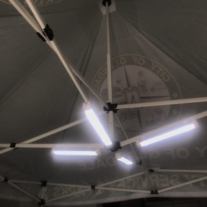 Paristokäyttöinen LED-valaisinkimppu telttaan kiinnitetty, valkoisia pitkänomaisia valonauhat