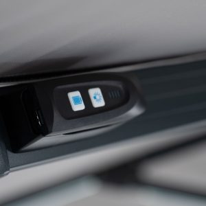 Aurinkovarjo LED-valaistuksella ja aurinkoakulla
