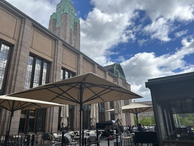 Kuinka valita aurinkovarjo tai markiisi ravintolanterassille?