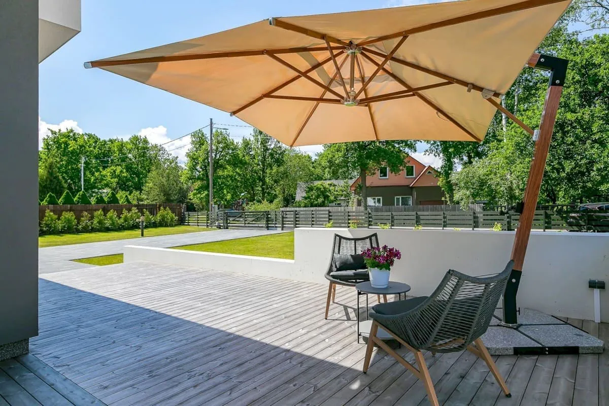 Beige Scandipro Ultra SA sivumastovarjo modernilla terassilla