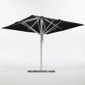 Premium keskimastollinen terassivarjo ravintolan terassilla
