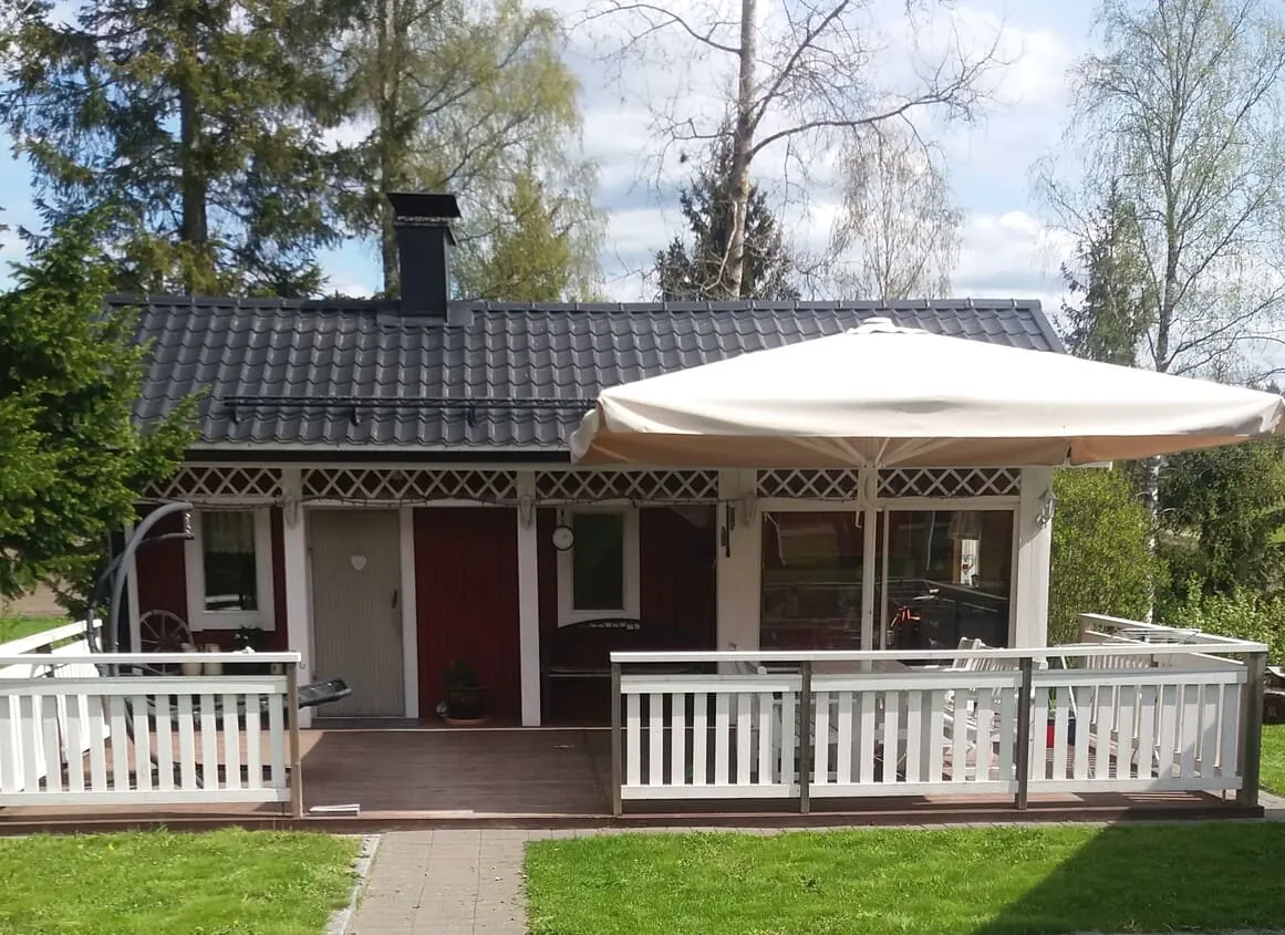 Terassivarjo maalaistalossa