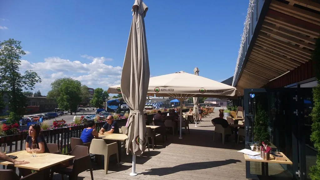 Iso aurinkovarjo terassilla