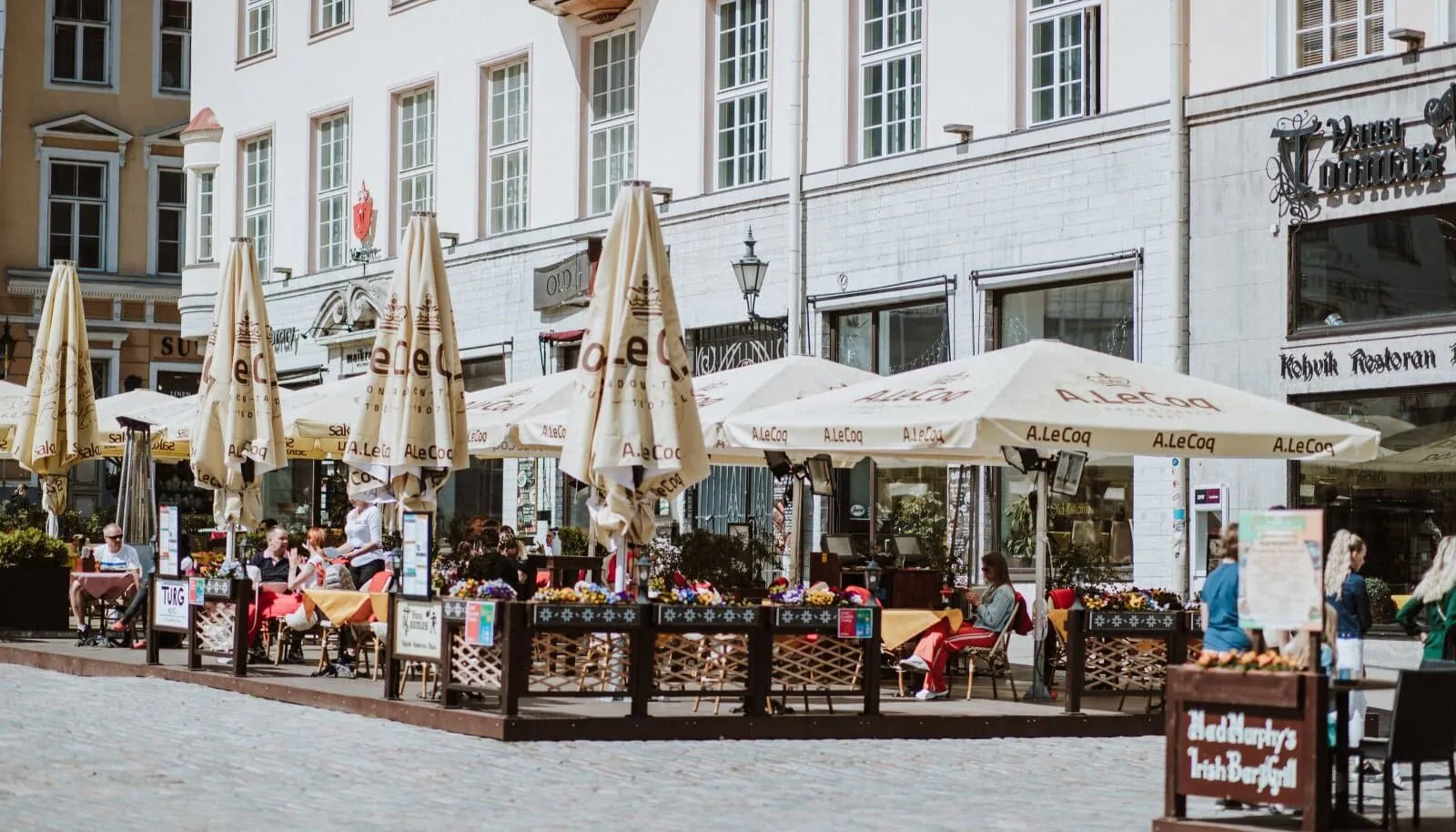 Terassivarjot yhdessä